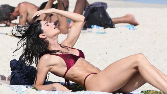 Julianne Trevisol renova bronzeado de biquíni e exibe barriga sarada em praia. Fotos!