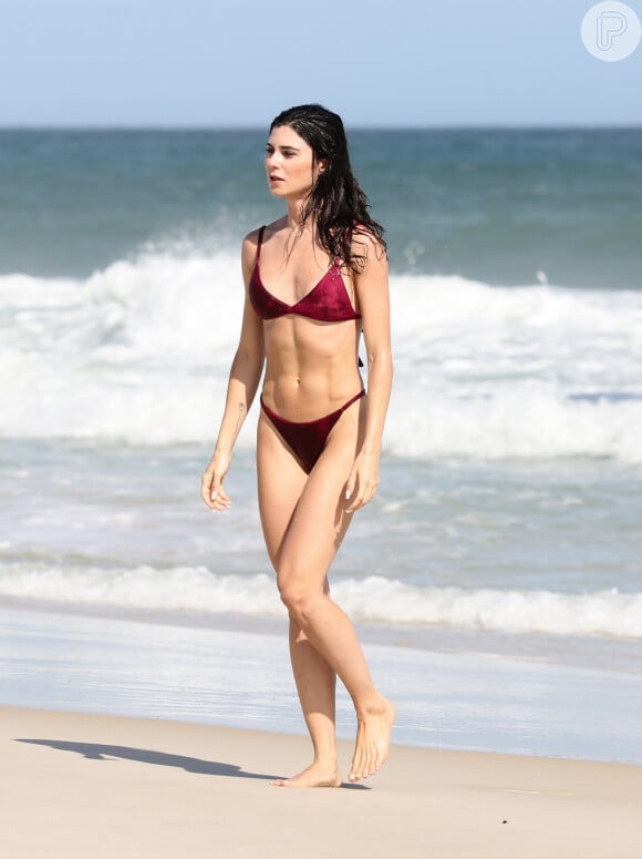 Julianne Trevisol exibiu a barriga sarada em praia do Rio de Janeiro na Barra da Tijuca