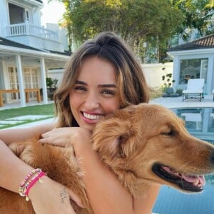 De biquíni, Rafa Kalimann se diverte com pets em 1º dia nova casa no Rio de Janeiro. Fotos!