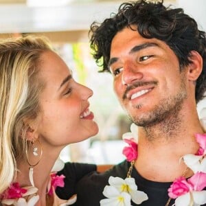 Yasmin Brunet e Gabriel Medina estão completando 1 ano juntos nesta quinta-feira, 4 de março de 2021