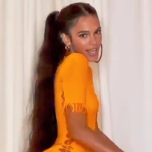 Bruna Marquezine faz o desafio 'Buss It' na internet