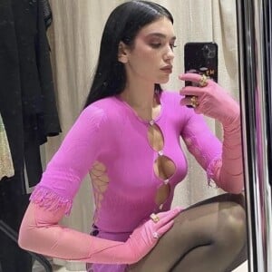 Dua Lipa, Kylie Jenner e mais famosas possuem o modelo Miranda da marca Poster Girl