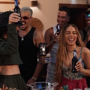 Anitta e Lipe Ribeiro trocaram beijos quentes no reality show