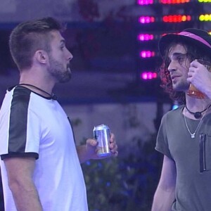 'BBB 21': Fiuk disse a Arthur que não entrou no reality disposto a beijar