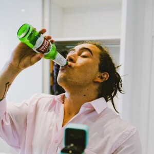 Whindersson Nunes posa com aliança