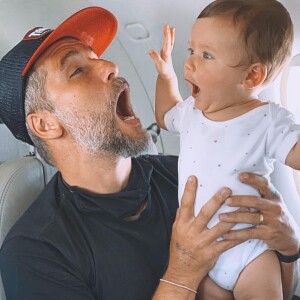 Giovanna Ewbank e Bruno Gagliasso recentemente viajaram pela primeira vez de avião com toda a família