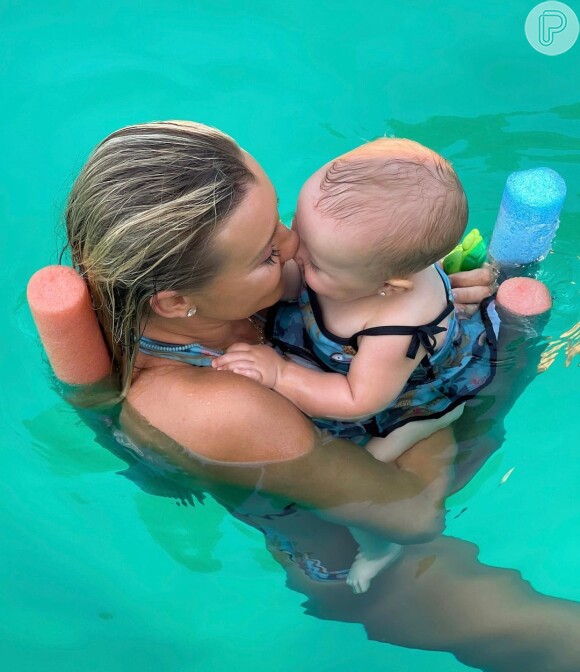 Ana Paula Siebert filmou aula de natação da filha de 9 meses