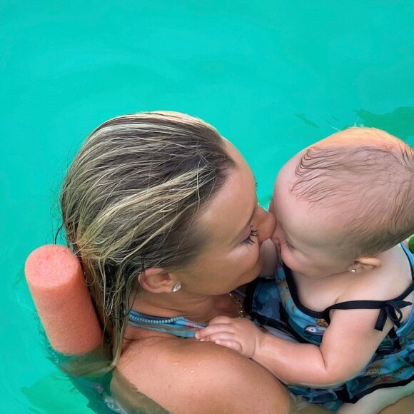 Ana Paula Siebert filmou aula de natação da filha de 9 meses