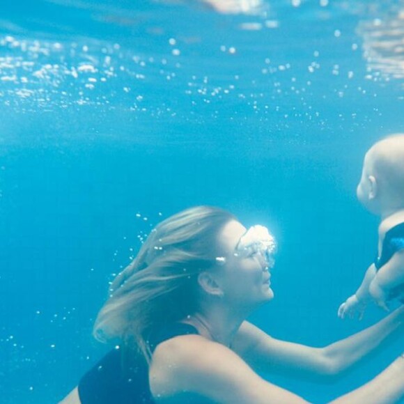 Ana Paula Siebert encanta web com fotos e vídeo de Vicky nadando