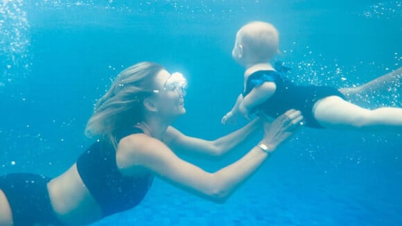 Filha de Ana Paula Siebert mergulha aos 9 meses e encanta a mãe: 'Paixão pela água'