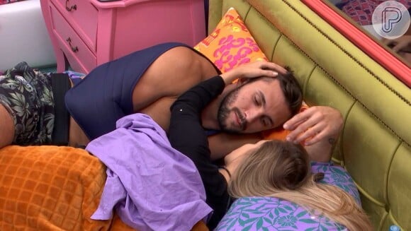 'BBB 21': Arthur ouve de Projota que Carla Diaz 'está gostando real' e reage. 'Não consigo'