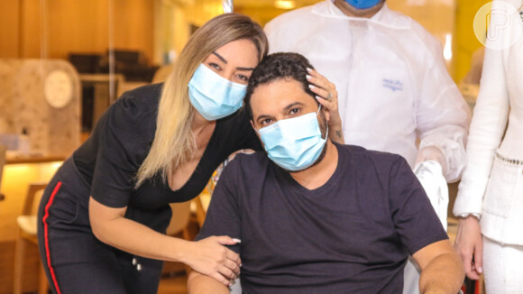 Sertanejo Edson ganhou carinho da mulher, a influenciadora Deia Cypri, ao deixar hospital após uma semana internado com Covid-19 em 15 de março de 2021