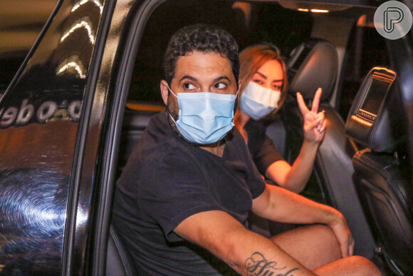 Sertanejo Edson e a mulher, Deia Cypri, deixaram hospital após cantor ficar uma semana internado