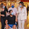 Sertanejo Edson, dupla de Hudson, com a doutora Ludhmila Hajjar ao deixar o hospital após uma semana internado com Covid-19