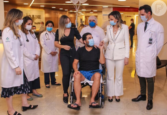 Sertanejo Edson, dupla de Hudson, com a doutora Ludhmila Hajjar ao deixar o hospital após uma semana internado com Covid-19