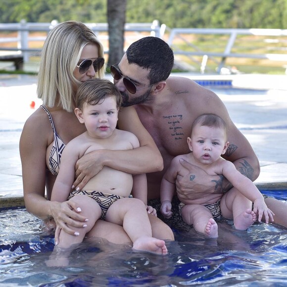 Fotos de filhos de Gusttavo Lima chamam atenção por semelhança entre Gabriel e Samuel