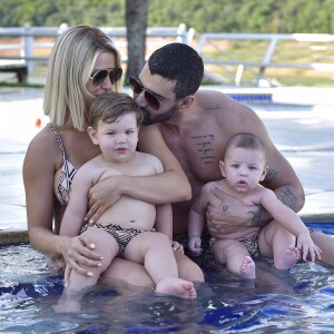 Andressa Suita, Gusttavo Lima e os dois filhos do casal estão se divertindo em Angra dos Reis