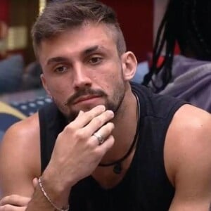 No 'BBB21', Arthur revolta web por ignorar volta de Carla Diaz