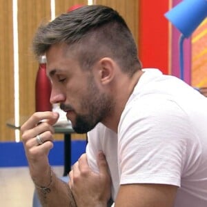 No 'BBB 21', Arthur admite que tem ciúmes de Carla Diaz com Fiuk