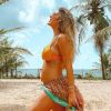 Lorena Improta exibe barriga de gravidez em praia