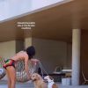 De biquíni, Bruna Marquezine curte piscina com seus pets