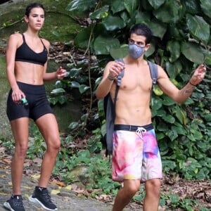 Bruna Marquezine e Enzo Celulari ainda não assumiram publicamente a relação