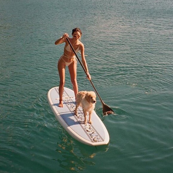 Bruna Marquezine nadou com a cachorrinha Amora