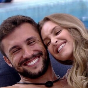 'BBB 21': Carla Diaz e Arthur logo voltaram às boas e se beijaram