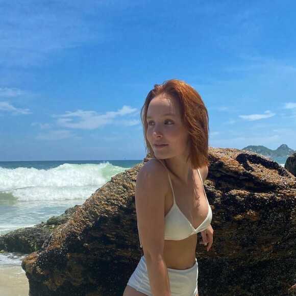 Corpo real: Larissa Manoela deixa estrias à mostra em foto de biquíni. 'Lido bem'