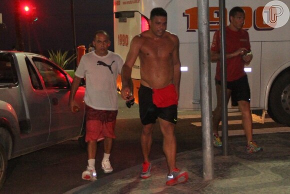 Ronaldo se exercita acompanhado por dois seguranças