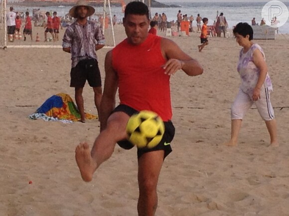 Ronaldo mostra que ainda tem talento com a bola na orla carioca. O Fenômeno quer emagrecer