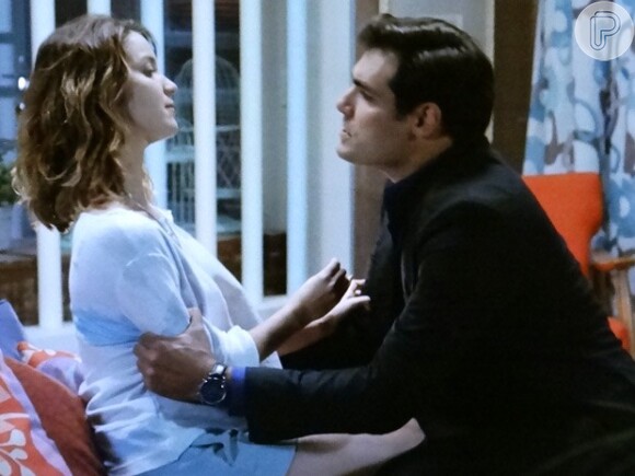 Marcos (Thiago Lacerda) faz Laura (Nathalia Dill) acreditar que salvou a vida de seu avô, em 'Alto Astral'