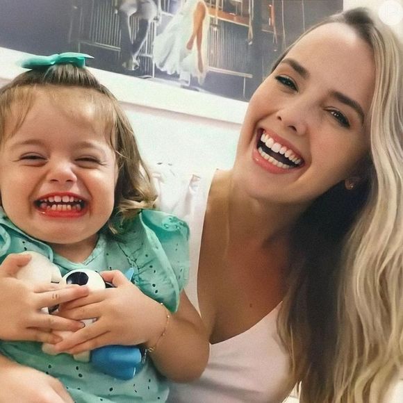 Thaeme Mariôto contou que após dormir a filha, Liz, passou a acordar direto