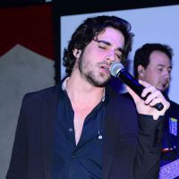 Fiuk canta em festa beneficente com a presença de Camilla Camargo, em São Paulo