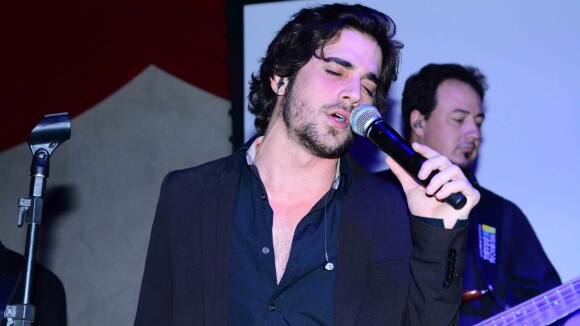Fiuk canta em festa beneficente com a presença de Camilla Camargo, em São Paulo