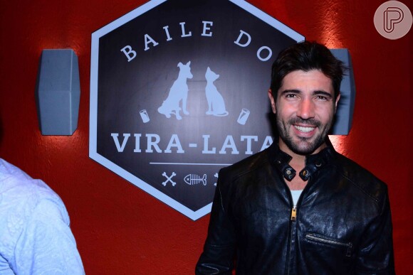 Sandro Pedroso comparece à festa Baile do Vira-Lata