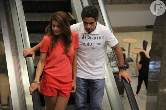 Nívea Stelmann é vista com o novo namorado, em shopping do Rio de Janeiro, em 6 de março de 2013