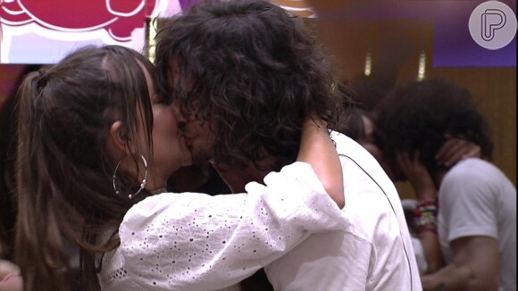 No 'BBB21', Thaís trocou beijos com Fiuk na primeira festa do Líder