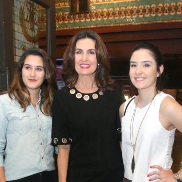 Fátima Bernardes é mãe de Laura, Beatriz e Vinícius