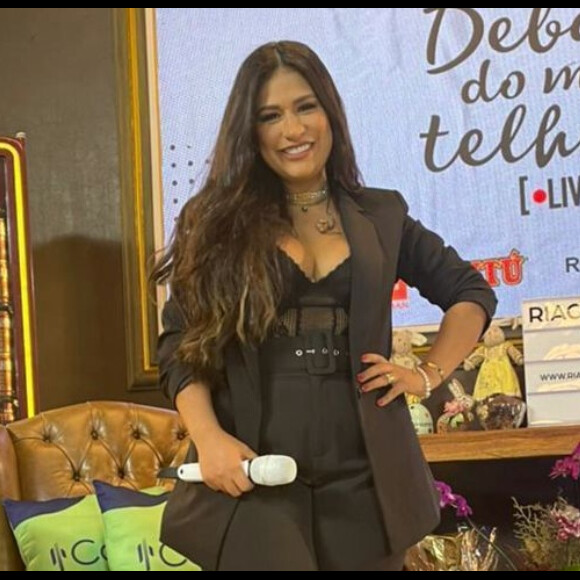 Corpo pós-parto de Simone: sertaneja emagreceu 18 kg com dieta. 'Boca fechada'