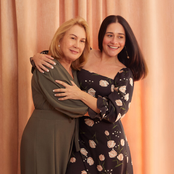 Alessandra Negrini posou junto com a mãe pela primeira vez para Amaro