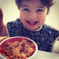 Juliana Paes publica foto do filho caçula, Antonio, todo feliz comendo macarrão