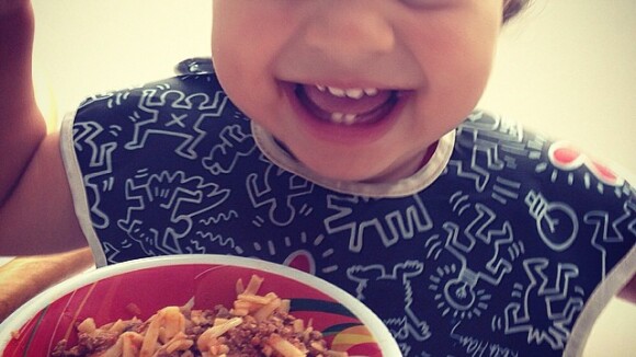 Juliana Paes publica foto do filho caçula, Antonio, todo feliz comendo macarrão