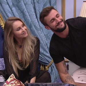 Arthur, eliminado do 'BBB21', fala sobre sentimento por Carla Diaz: 'São cinco anos solteiro, não imaginava me apaixonar aqui dentro, foi realmente uma paixão que surgiu'