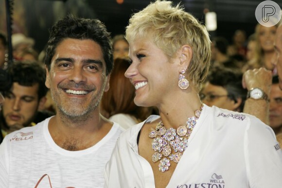 Junno está em São Paulo por conta da carreira musical, enquanto Xuxa permanece no Rio, mas os dois vivem no maior clima romântico