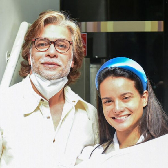 Fábio Assunção deixou a maternidade com a mulher e a filha recém-nascida