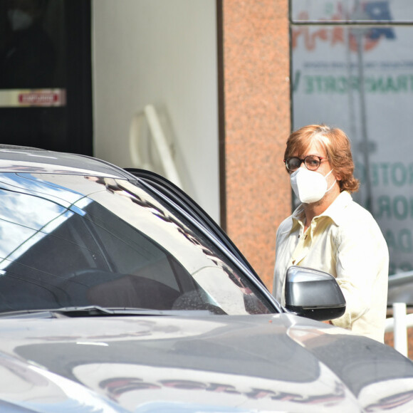 Fábio Assunção deixou a maternidade dirigindo o próprio carro