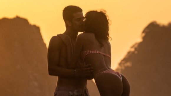Enzo Celulari e Bruna Marquezine aparecem abraçados em nova foto de viagem: 'Saudades'