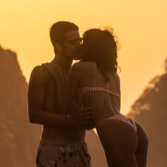 Bruna Marquezine e Enzo Celulari abraçados em nova foto de casal. Confira!