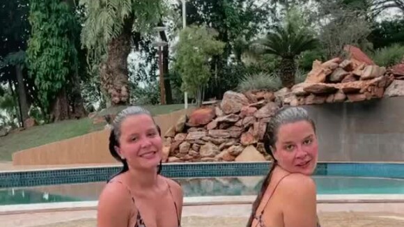 Maiara e Maraisa combinam biquíni ao dançar funk em piscina